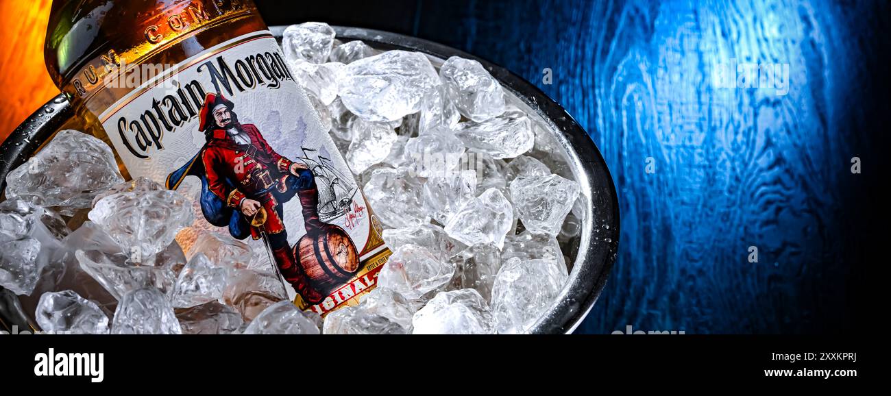 POZNAN, POL - 28 février 2024 : bouteille de Captain Morgan, une marque de rhum originaire des îles Vierges américaines et maintenant produite par Diageo, British Alcohol bev Banque D'Images
