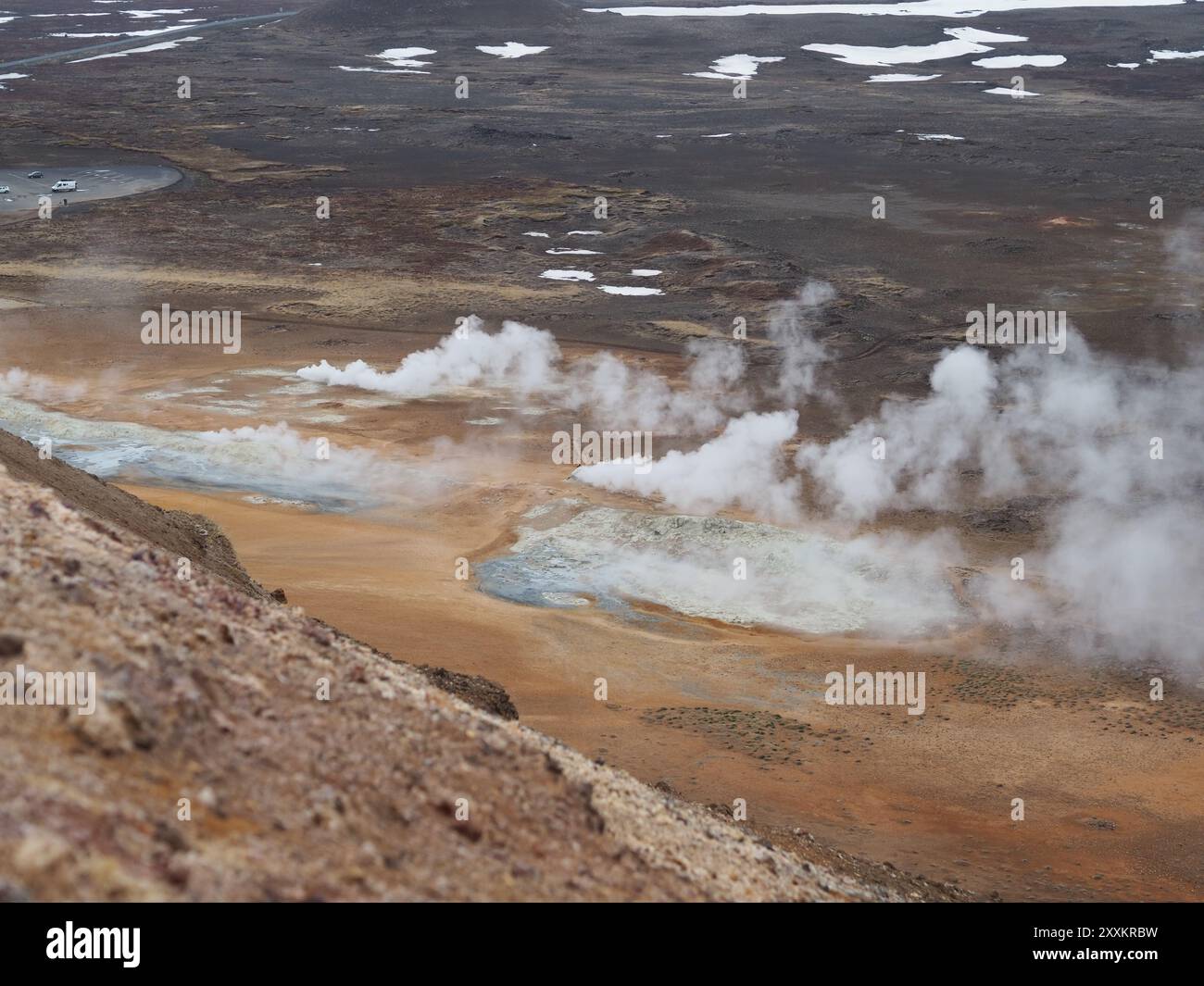 Un spectacle saisissant de vapeur géothermique s'échappant du paysage volcanique accidenté et coloré, montrant la puissance brute et la beauté du géotherme de la Terre Banque D'Images