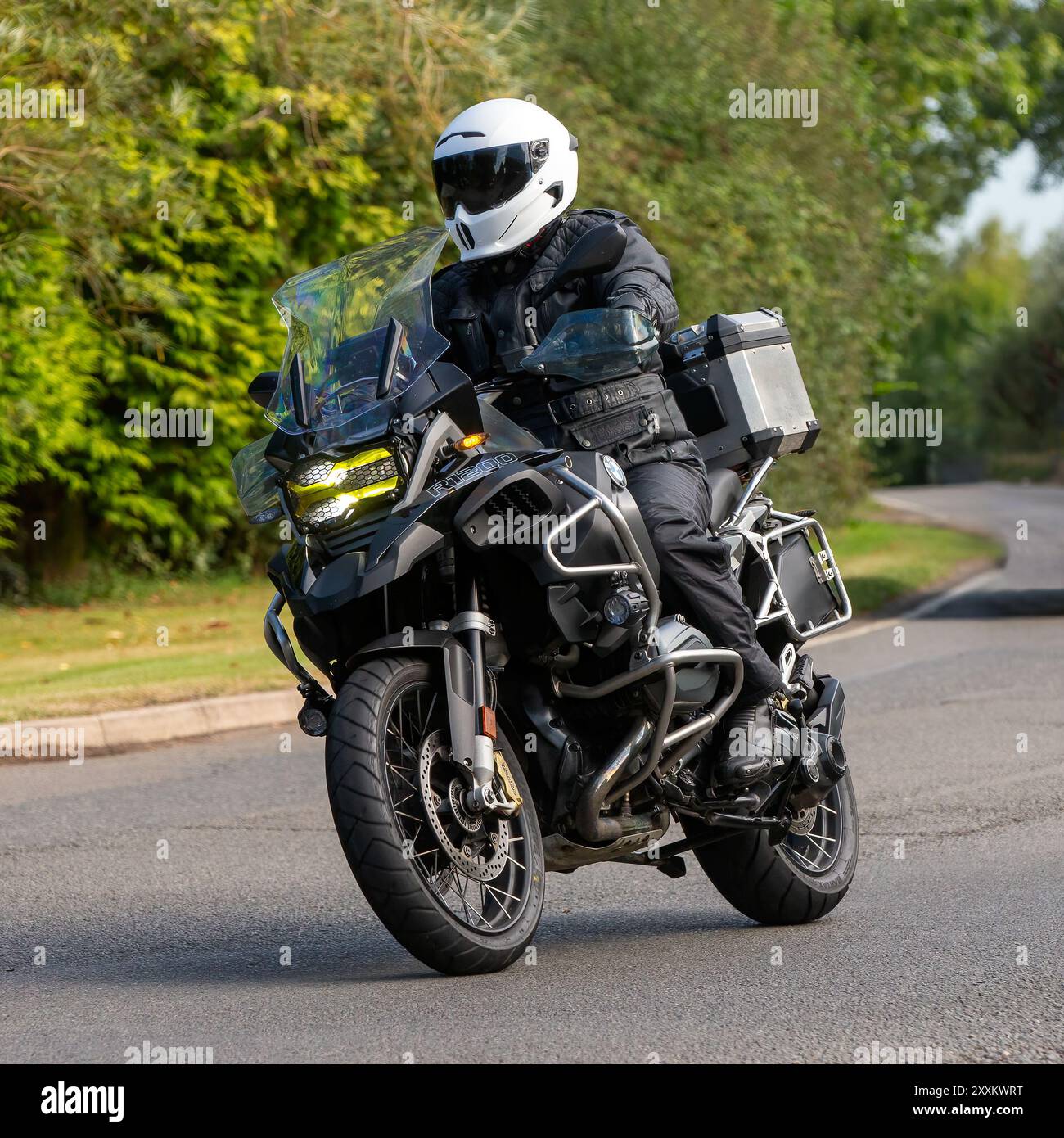 Whittlebury, Northants., Royaume-Uni - 25 août 2024 : homme conduisant une moto BMW R1200 sur une route de campagne britannique. Banque D'Images