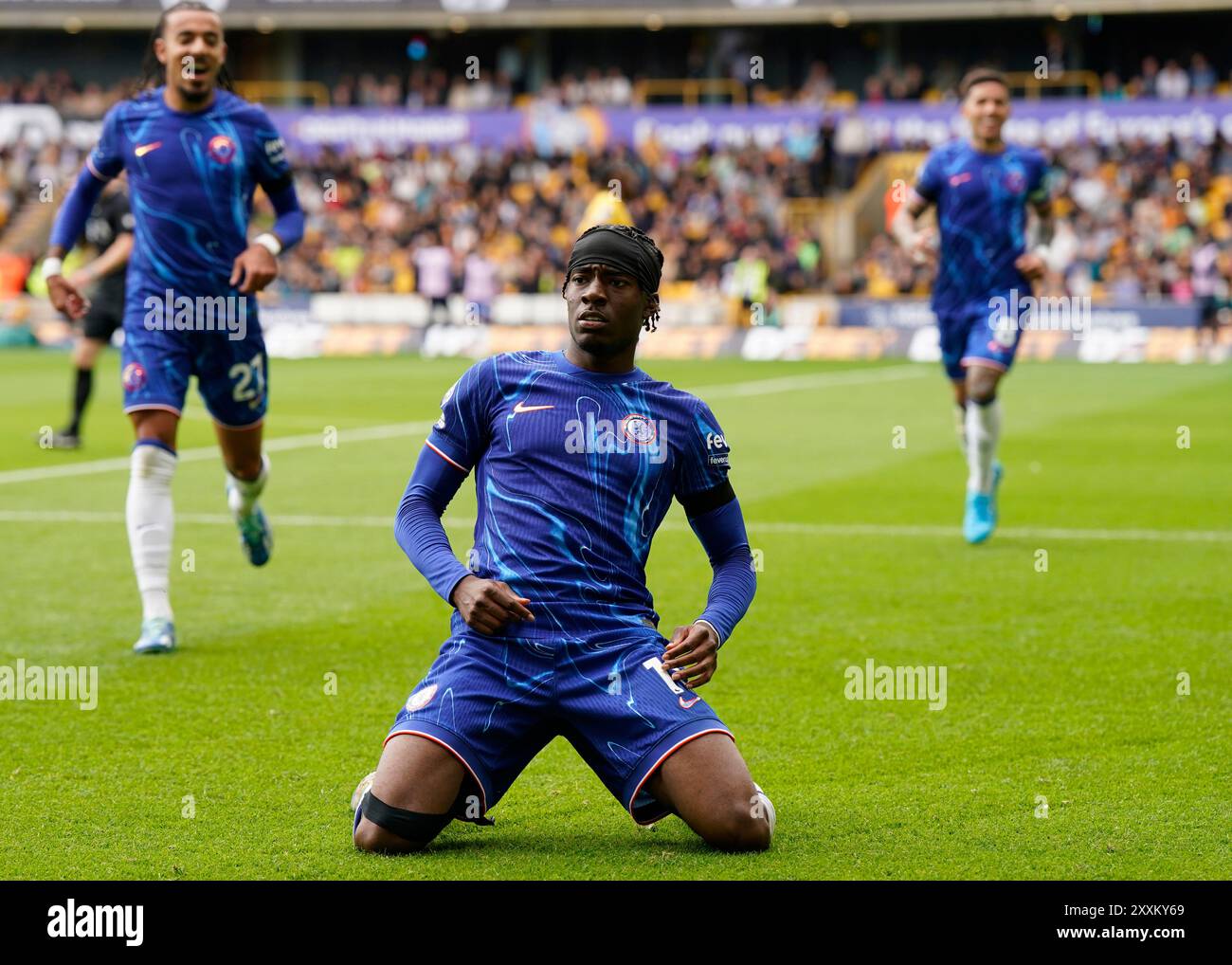 Wolverhampton, Royaume-Uni. 25 août 2024. Noni Madueke de Chelsea célèbre avoir marqué son quatrième but lors du match de premier League à Molineux, Wolverhampton. Le crédit photo devrait se lire : Andrew Yates/Sportimage crédit : Sportimage Ltd/Alamy Live News Banque D'Images