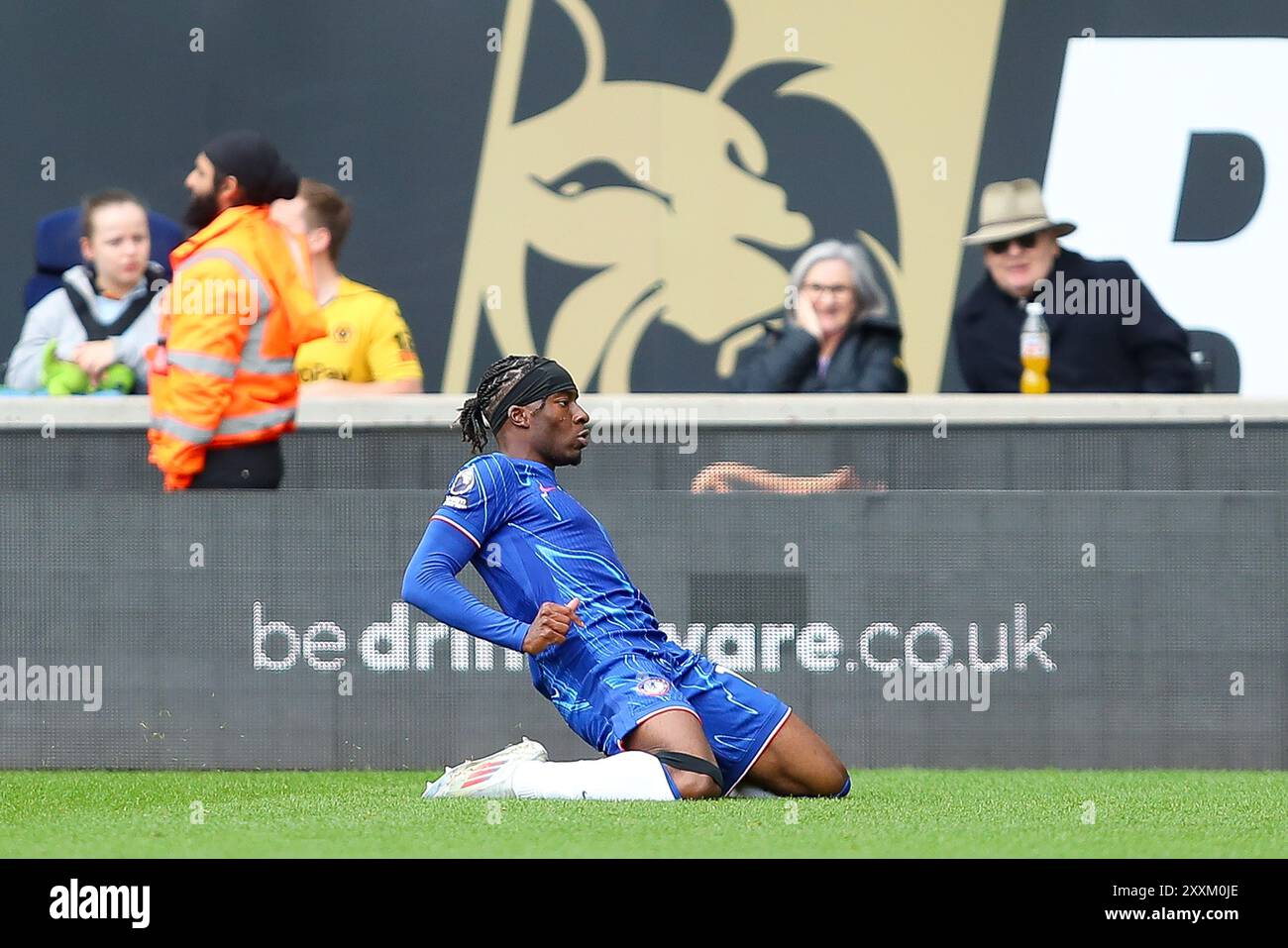Wolverhampton, Royaume-Uni. 25 août 2024. Noni Madueke de Chelsea célèbre après avoir marqué le quatrième but de son équipe lors du match de premier League entre Wolverhampton Wanderers et Chelsea Credit : MI News & Sport /Alamy Live News Banque D'Images