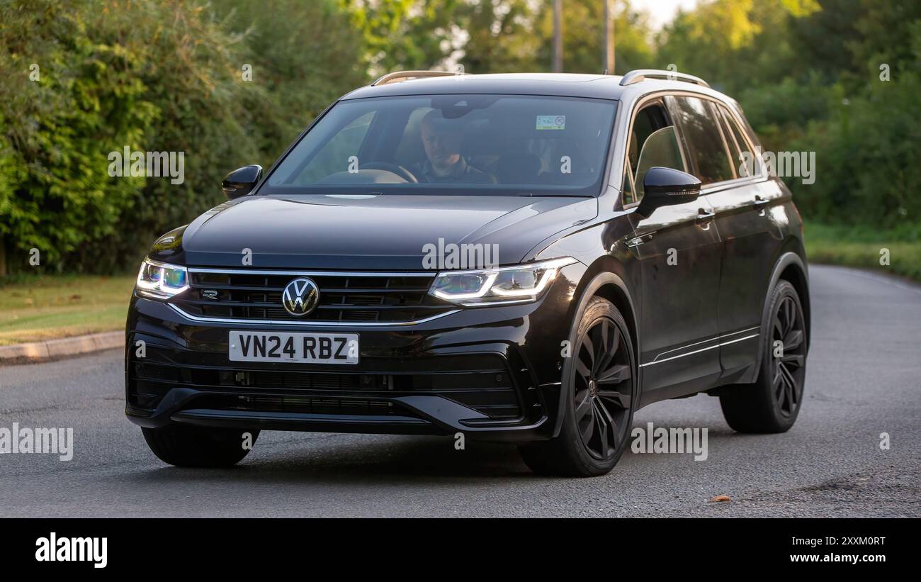 Whittlebury, Northants., Royaume-Uni - 25 août 2024 : 2024 Volkswagen Tiguan voiture conduisant sur une route de campagne britannique. Banque D'Images