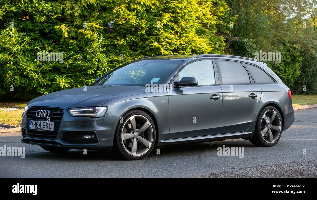 Whittlebury, Northants., Royaume-Uni - 25 août 2024 : 2014 gris Audi A4 break voiture conduisant sur une route de campagne britannique. Banque D'Images