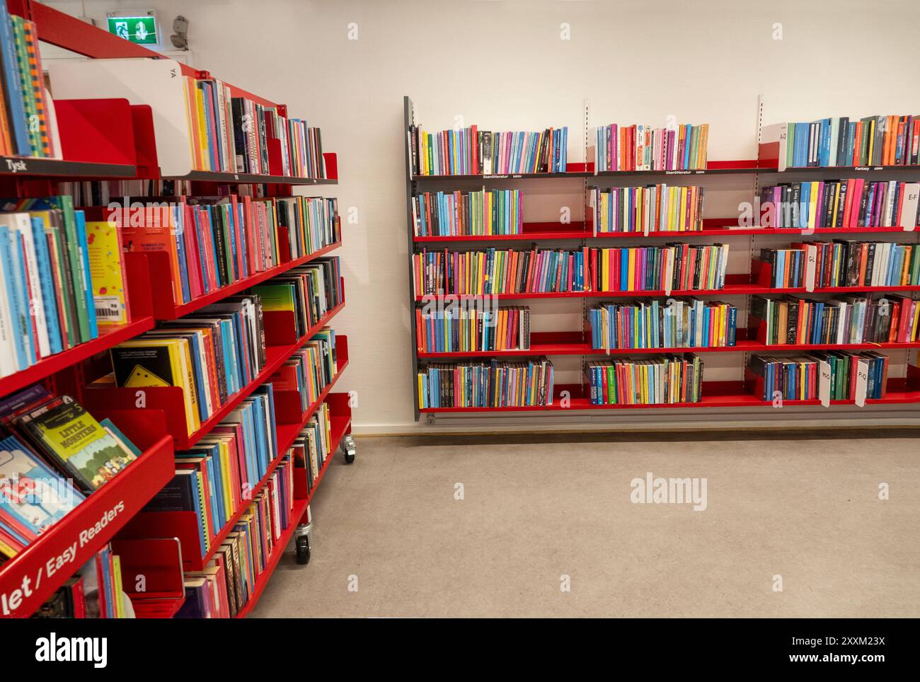 Livres sur une étagère dans la bibliothèque. Intérieur avec beaucoup de livres divers sur les étagères dans une bibliothèque publique. Copenhague, Danemark - 11 mars 2024. Banque D'Images