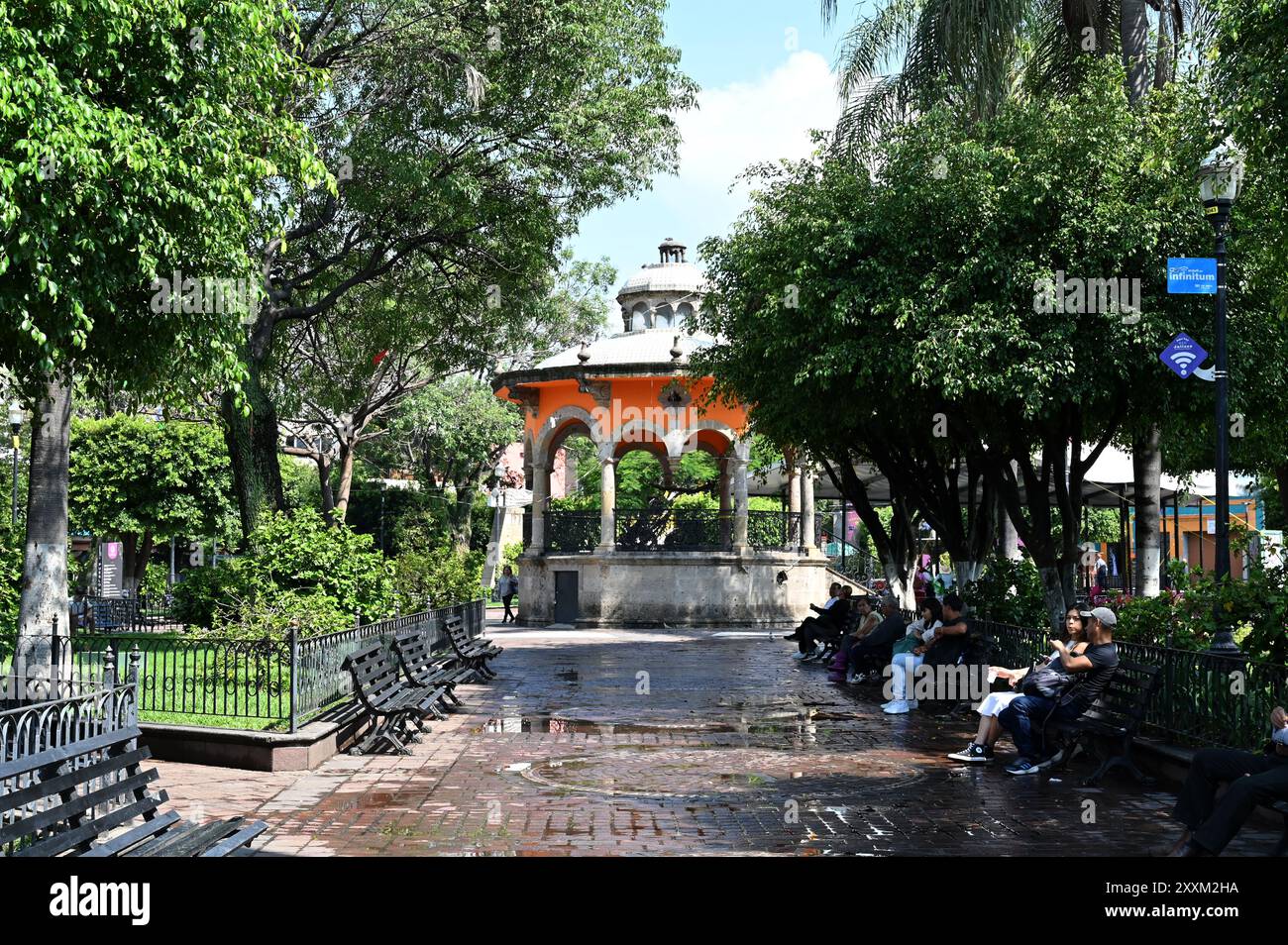 TLAQUEPAQUE, JALISCO, MEXIQUE : un belvédère et des bancs font un endroit agréable pour se détendre dans le quartier commerçant de Centro, Tlaquepaque, Jalisco, Mexique. Banque D'Images