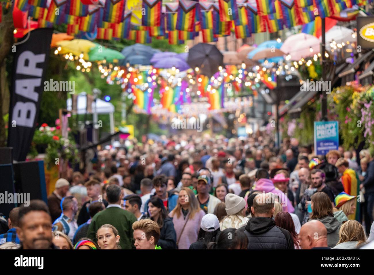 Manchester, Royaume-Uni. 25 août 2024. Canal Street. Manchester Pride 2024 . Le thème de cette année est "Buzzin to be Queer - A Hive of Progress". Le symbole de l'abeille de Manchester menait le défilé. Les performances en vedette sont de Jessie J, Loreen, Sugababes, Rita Ora et la plus grande star de Showman Keala Settle. Manchester Royaume-Uni. Crédit : GaryRobertsphotography/Alamy Live News Banque D'Images