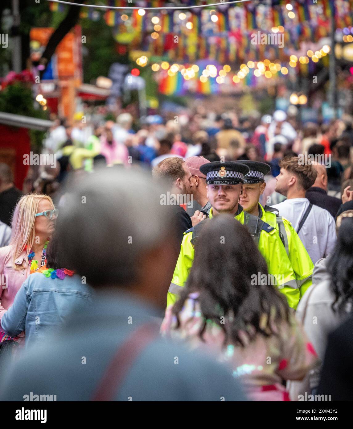 Manchester, Royaume-Uni. 25 août 2024. Les policiers descendent canal Street. Manchester Pride Weekend a une fois de plus reçu l'ordre de ne pas personnaliser leurs uniformes avec des emblèmes, des insignes ou des drapeaux de fierté le chef de la police, M. Stephen Watson, a donné une interview en 2021 dans laquelle il a déclaré qu'il croyait que le public en avait assez des "policiers qui signalent la vertu" et que l'impartialité des policiers pourrait être compromise par les réactions aux groupes de campagne, notamment par des actions telles que prendre le genoux ou porter des épingles insignes arc-en ciel ou des lacets. Manchester Pride 2024 . Le thème de cette année est « Buzzin to be Queer - Banque D'Images