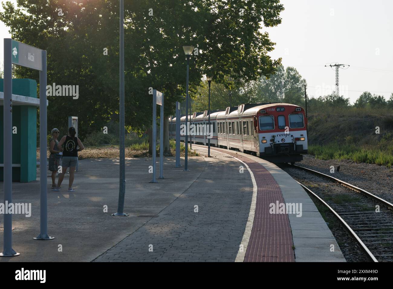 Les gens sur le quai de la petite gare Alcoy Valencia à Agres alors que le train approche de son arrêt, comunidad valenciana, Espagne Banque D'Images