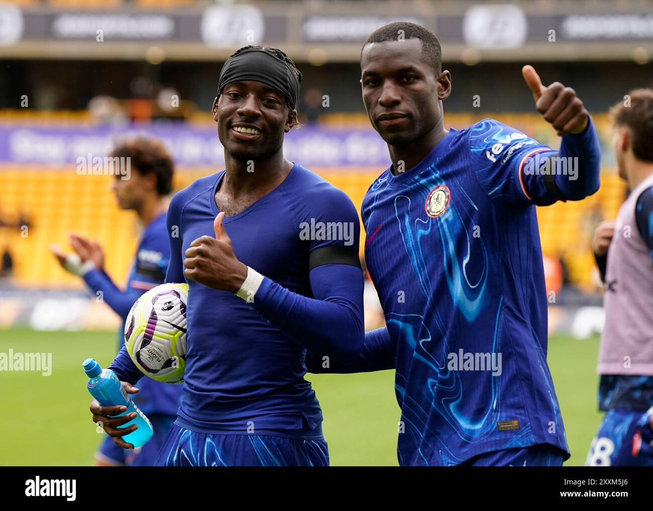 Wolverhampton, Royaume-Uni. 25 août 2024. Les héros du tour du chapeau Noni Madueke de Chelsea (à gauche) et Nicolas Jackson de Chelsea (à droite) profitent de la victoire lors du match de premier League à Molineux, Wolverhampton. Le crédit photo devrait se lire : Andrew Yates/Sportimage crédit : Sportimage Ltd/Alamy Live News Banque D'Images