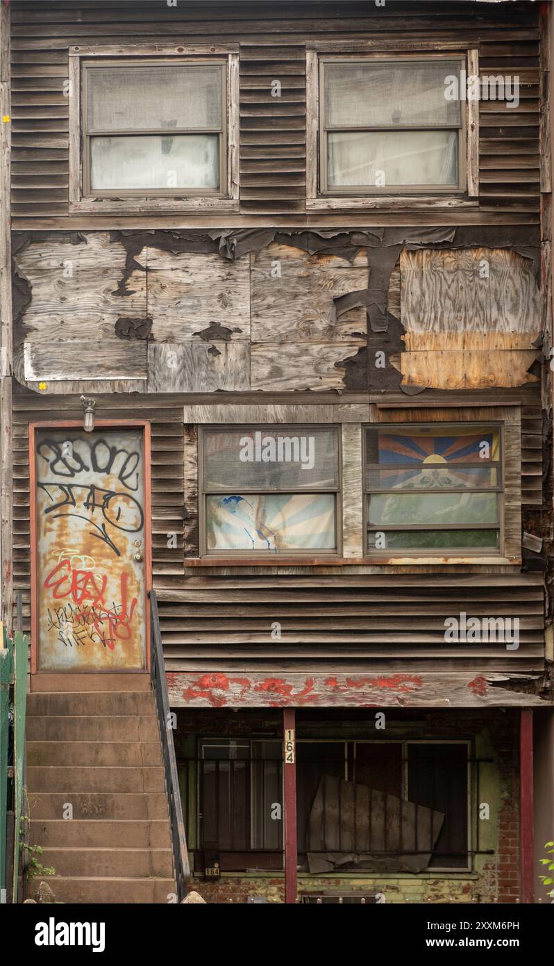 Maison abandonnée dans le quartier Bedford Stuyvesant de Brooklyn NYC Banque D'Images