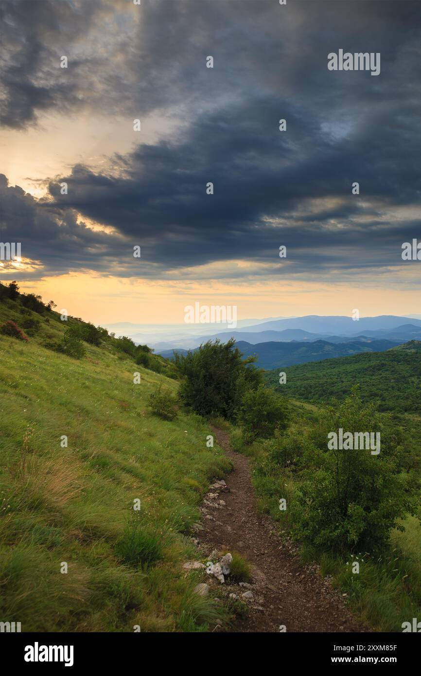 Vue panoramique sur les collines sur le chemin de Šiljak, montagne Rtanj, Serbie Banque D'Images