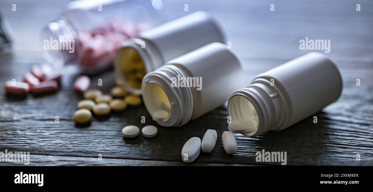 Récipients avec pilules. Substances addictives. Banque D'Images
