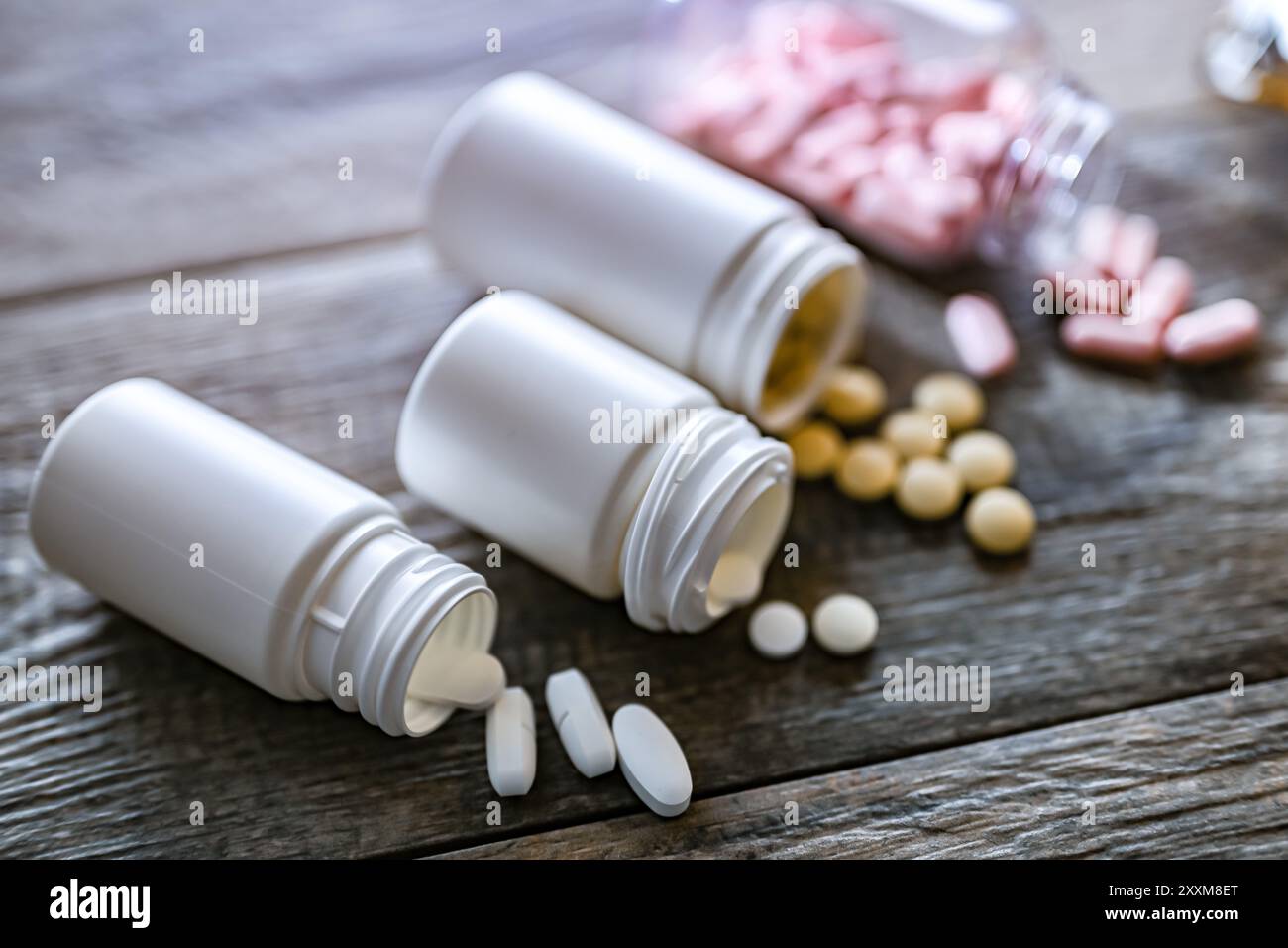 Récipients avec pilules. Substances addictives. Banque D'Images