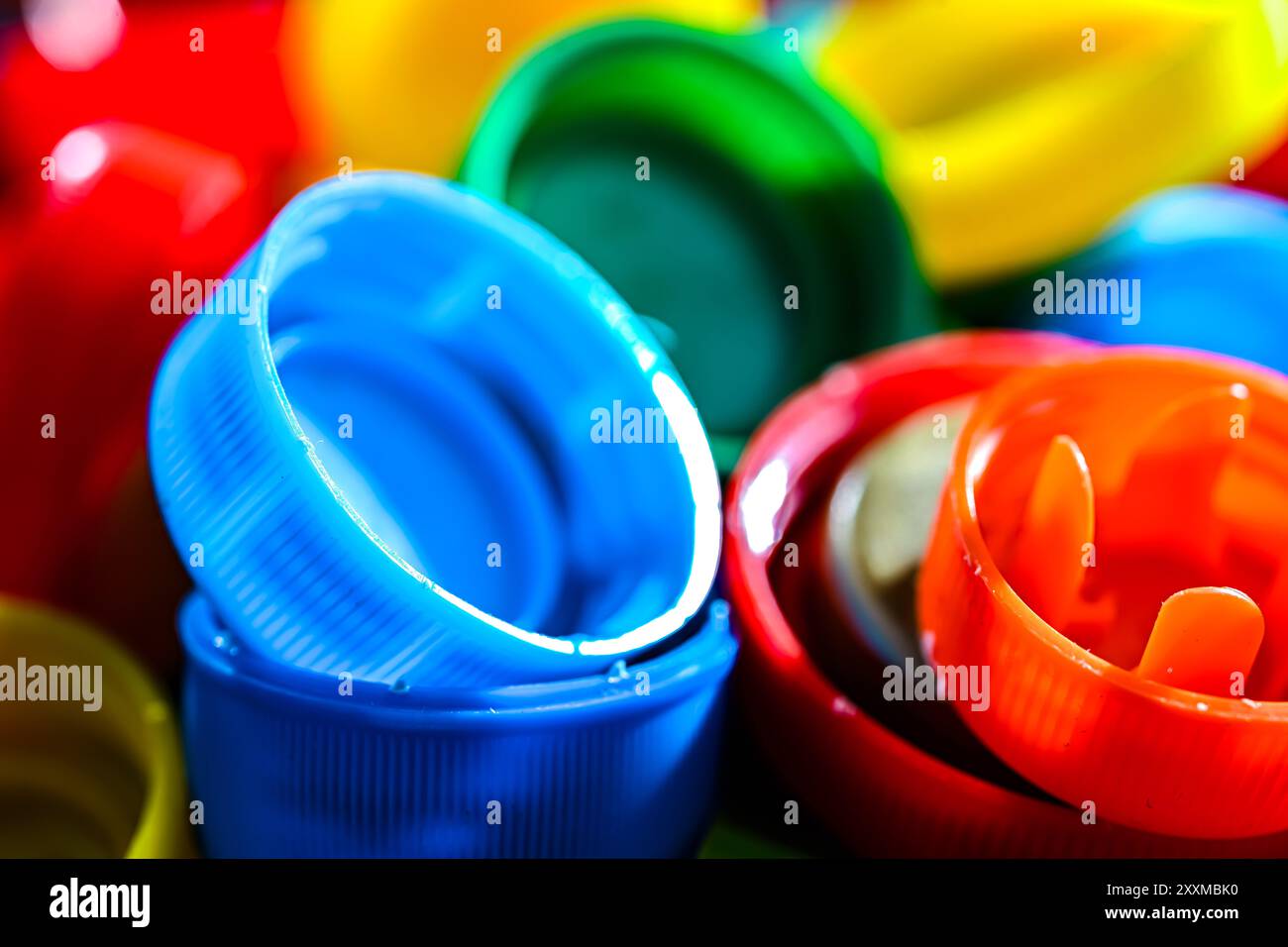 Différentes sortes de bouchons de bouteilles en plastique colorés. Recyclage. Banque D'Images