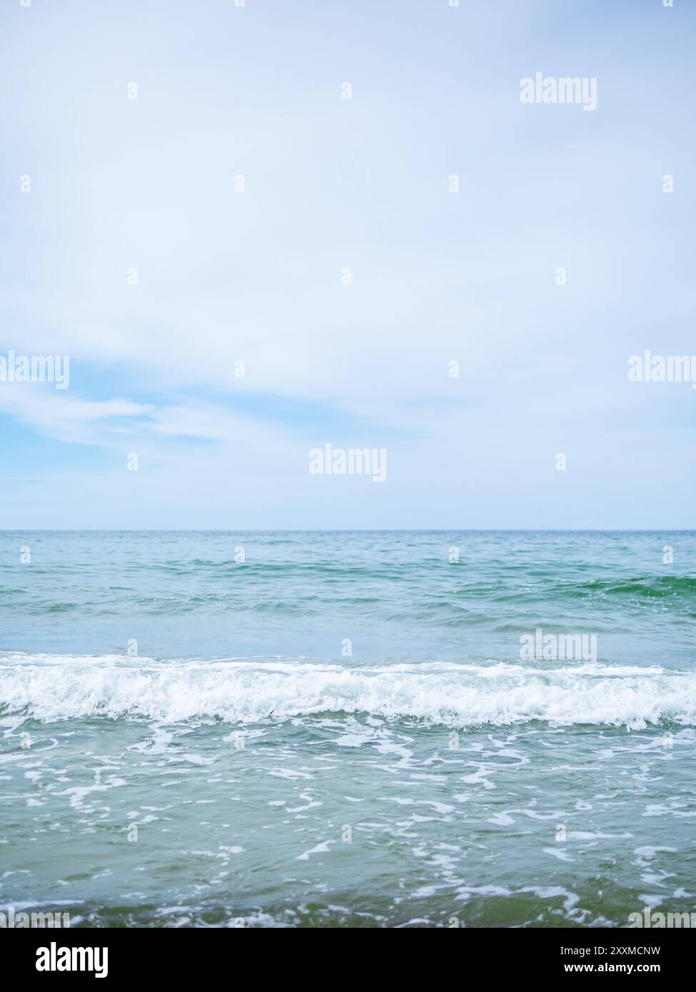 Vague sur la mer Baltique près de la plage de Curonian Spit dans l'oblast de Kaliningrad en Russie le jour d'été Banque D'Images
