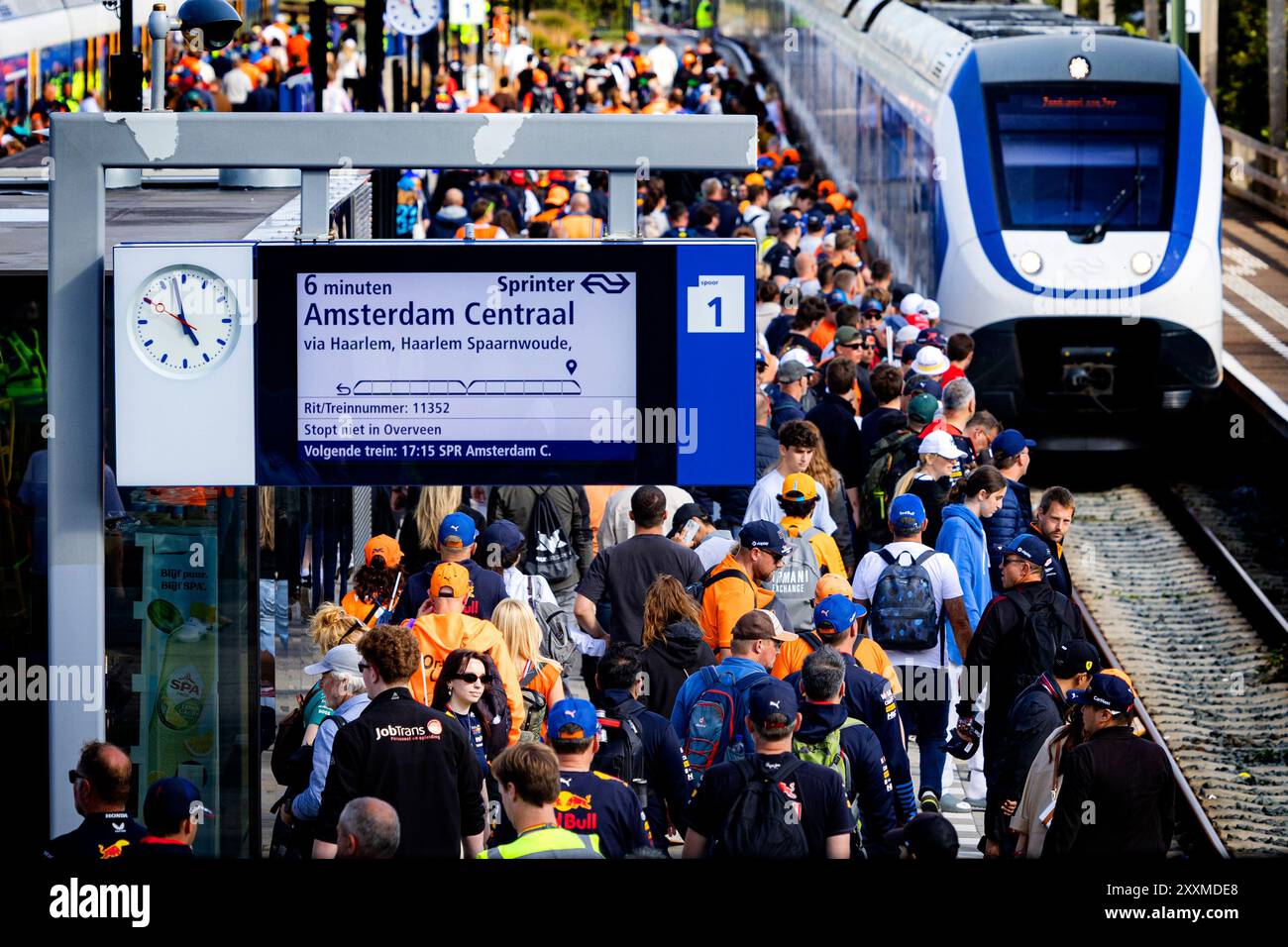 ZANDVOORT - les fans de course quittent Zandvoort après le Grand Prix de F1 des pays-Bas. ANP RAMON VAN FLYMEN Banque D'Images