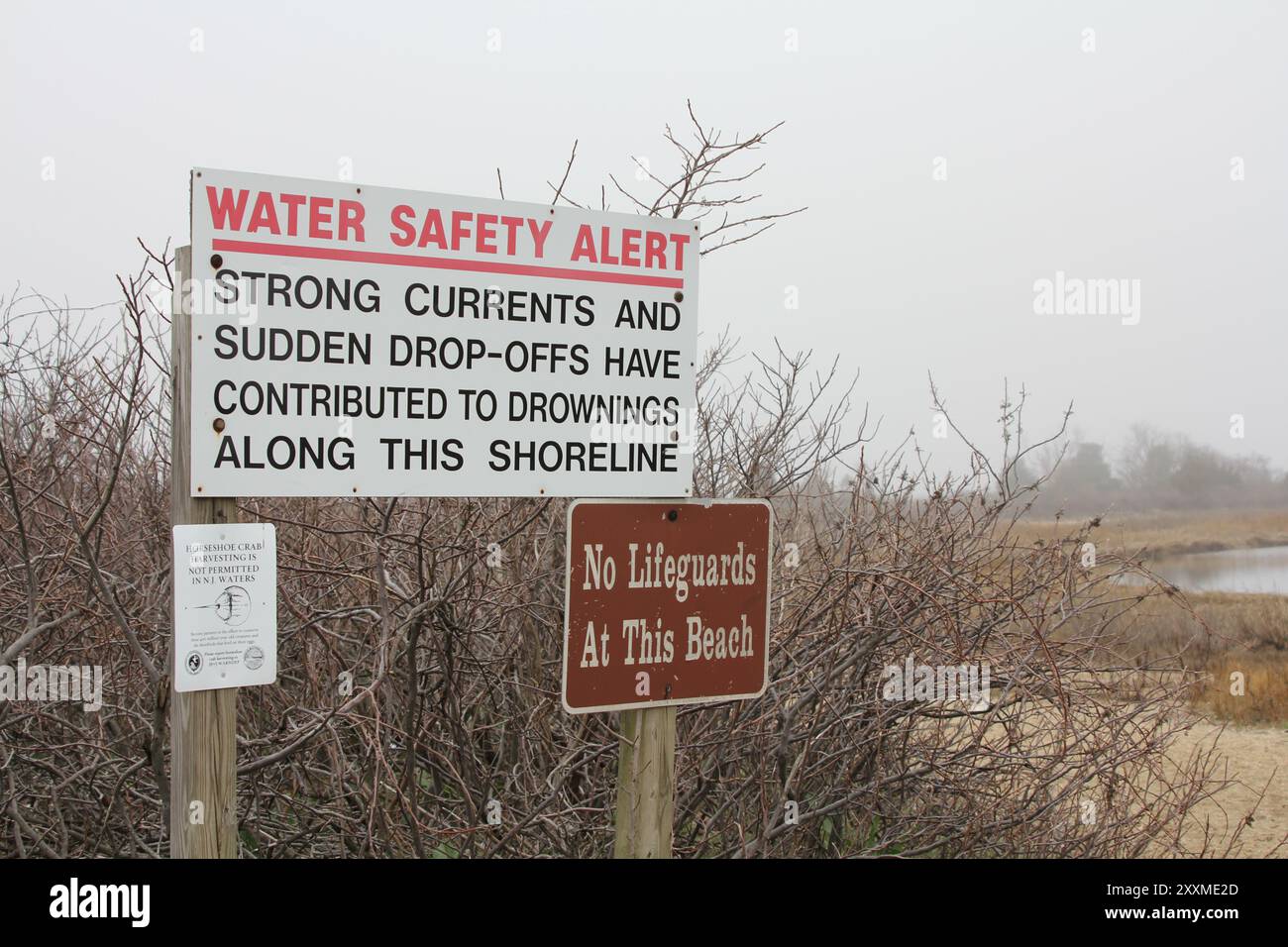 Sandy Hook, New Jersey - 21 mars 2012 : une photo de deux panneaux d'avertissement affichés sur une plage, alertant les visiteurs des dangers des courants forts, soudain d Banque D'Images