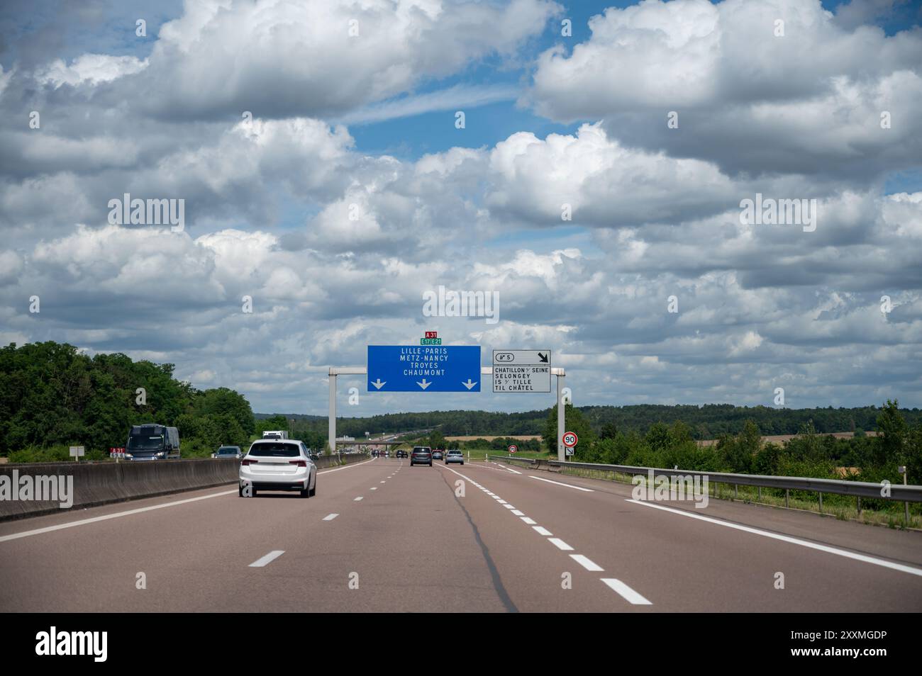 Conduite en été sur route, panneaux de signalisation routière direction Lille, Nancy et autres villes françaises, différents types ou routes en France, transports et traffi Banque D'Images