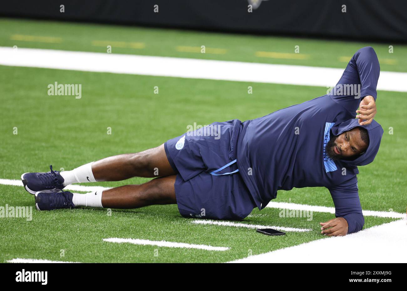 La Nouvelle-Orléans, États-Unis. 25 août 2024. Un joueur des Titans du Tennessee s'étire lors d'un match de pré-saison de la National Footbal League au Caesars Superdome le dimanche 25 août 2024 à la Nouvelle-Orléans, en Louisiane. (Photo de Peter Forest/SipaUSA) crédit : Sipa USA/Alamy Live News Banque D'Images