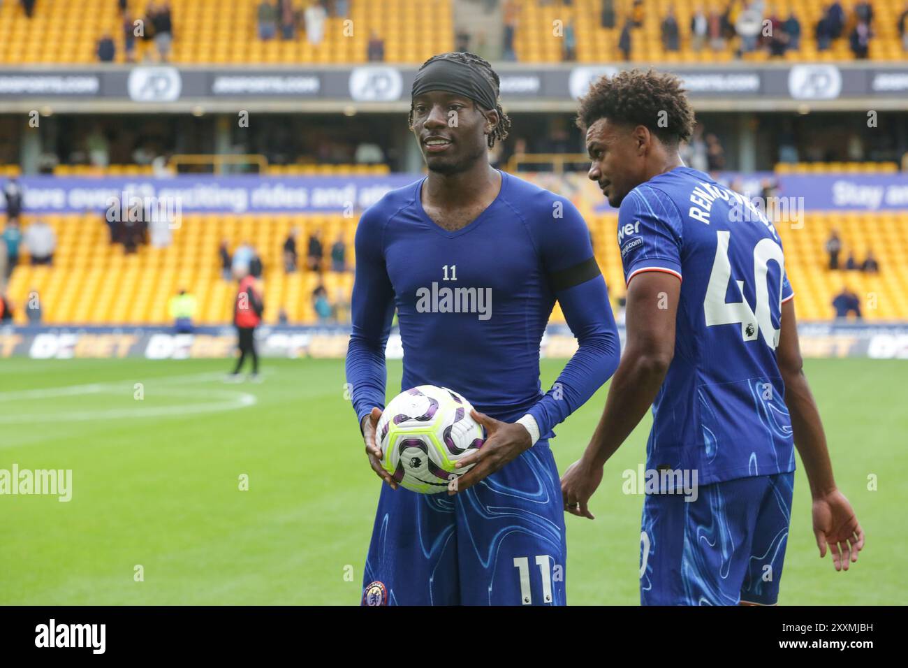 Wolverhampton, Royaume-Uni. 25 août 2024. Noni Madueke de Chelsea pose avec le ballon après avoir marqué un tour du chapeau lors du match de premier League entre Wolverhampton Wanderers et Chelsea Credit : MI News & Sport /Alamy Live News Banque D'Images
