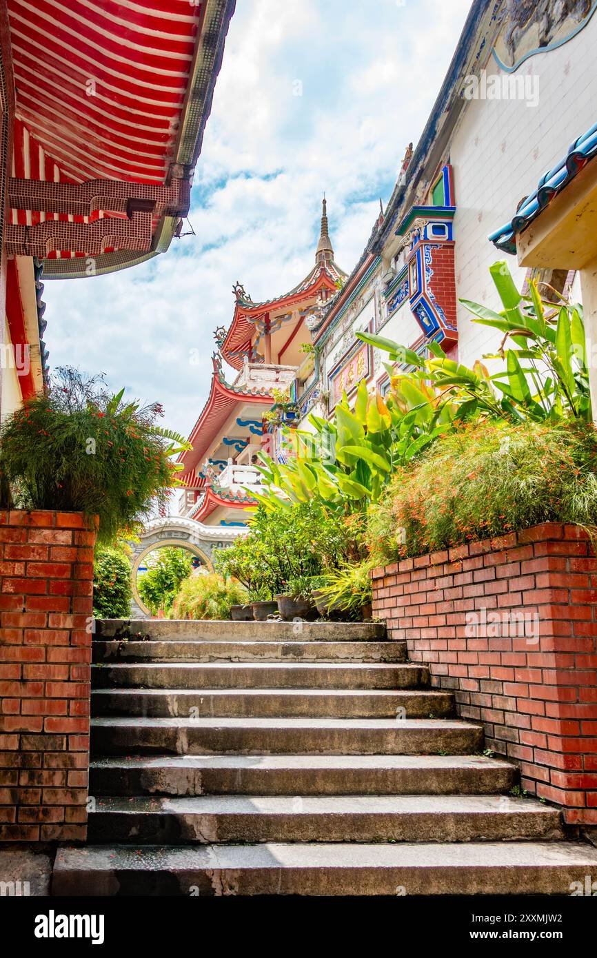 Des marches mènent à une porte circulaire à l'entrée de la pagode du Bouddha Amitabha dans le complexe du temple Kek Lok si à Penang, en Malaisie Banque D'Images