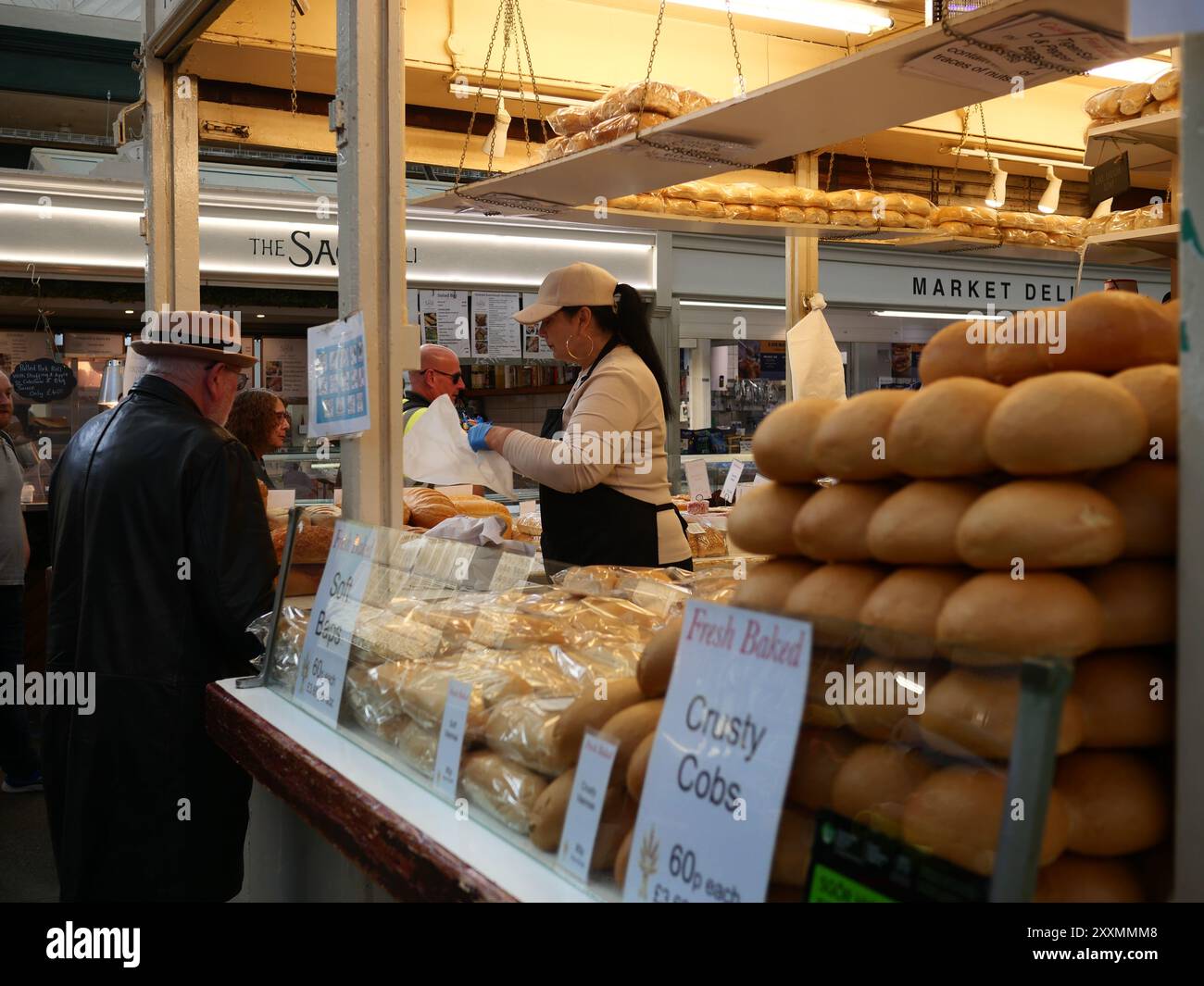 Pain frais vendu par boulanger au Cardiff Central Market. Cardiff, pays de Galles, Royaume-Uni Banque D'Images