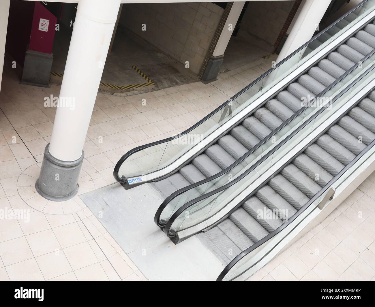 Escaliers mécaniques dans un centre commercial vide Banque D'Images