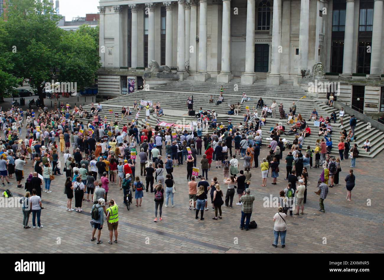 Le Portsmouth Unity Rally, avec plus de 1000 participants, a commencé par une démonstration devant la Barclays Bank sur commercial Road, puis sur les marches du Guildhall Square, organisé par Stand Up Against Racism, le 10 août 2024. Banque D'Images