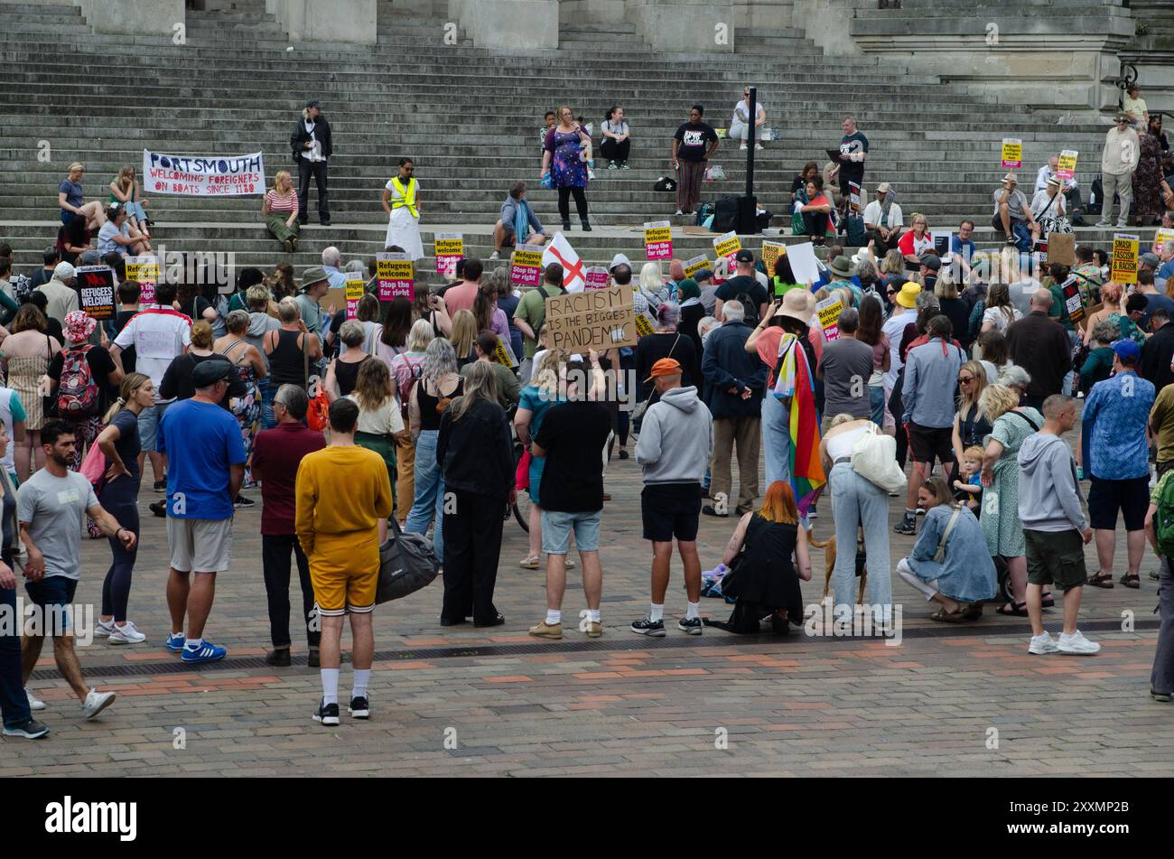 Le Portsmouth Unity Rally, avec plus de 1000 participants, a commencé par une démonstration devant la Barclays Bank sur commercial Road, puis sur les marches du Guildhall Square, organisé par Stand Up Against Racism, le 10 août 2024. Banque D'Images