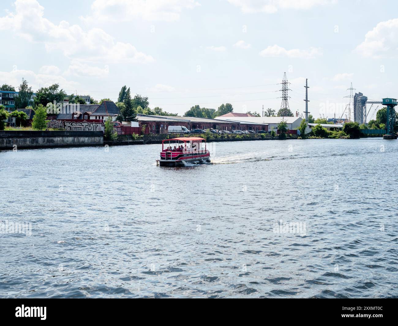 Kaliningrad, Russie - 15 juin 2024 : bateau dans la rivière Pregolya près du Musée de l'Océan mondial dans la ville de Kaliningrad sur la journée ensoleillée d'été Banque D'Images