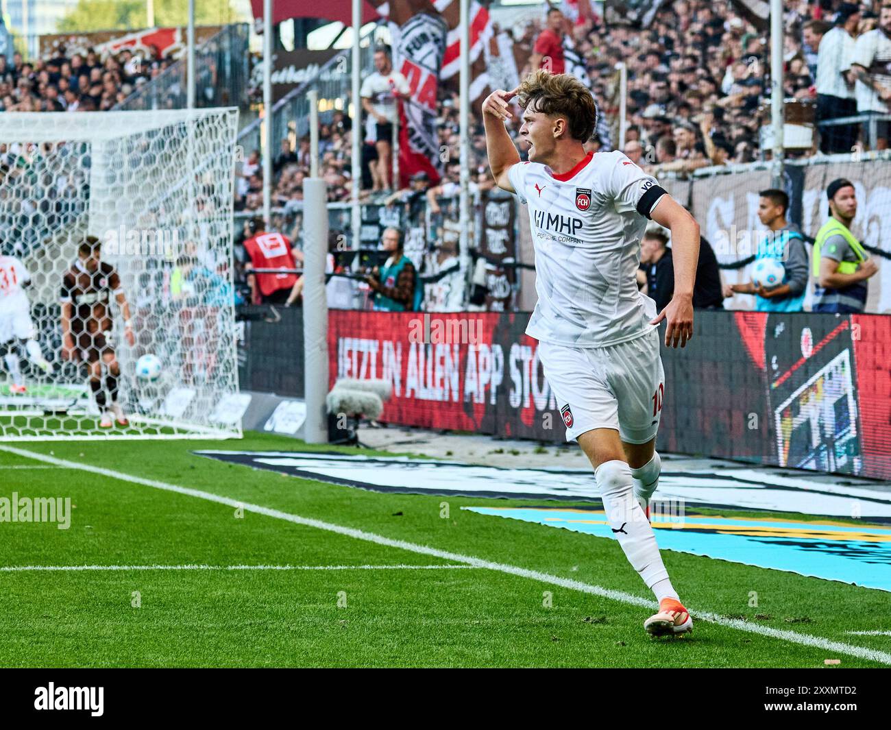 Paul Wanner (FC Heidenheim #10) schiesst in der 66 Spielminute das 0:1, das erste Tor fuer den FC Heidenheim. Jubel, Freude, Torjubel, Emotionen, Lachen. GER, FC ayant Pauli v. FC Heidenheim, 1. Bundesliga, 1. Spieltag, Fussball, Spielzeit 2024/2025, 25.08.2024 Foto : Eibner-Pressefoto/ Stephanie Zerbe LA RÉGLEMENTATION DFB/DFL INTERDIT TOUTE UTILISATION DE PHOTOGRAPHIES COMME SÉQUENCES D'IMAGES ET/OU QUASI-VIDÉO Banque D'Images