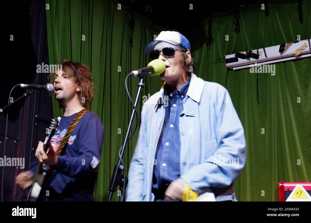 XAV Clarke et Lawrence (anciennement Felt / Denim / Go-Kart Mozart) jouant avec son nouveau groupe Mozart Estate à Gullivers NQ Manchester 24-08-2024 Banque D'Images
