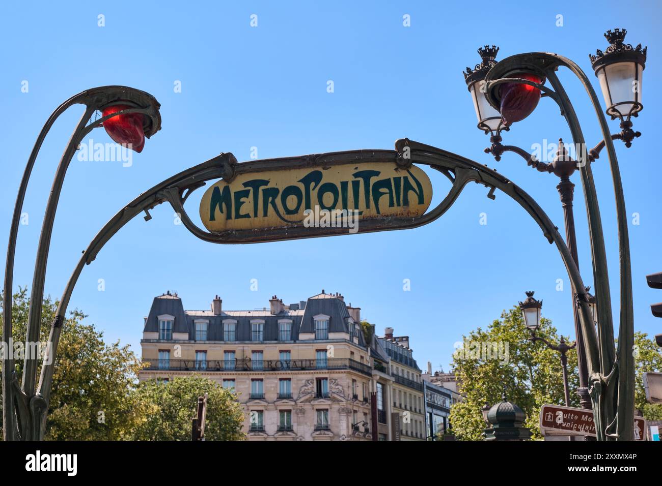 Entrée de la gare Art Nouveau Metropolitain à Pigalle à Paris Banque D'Images