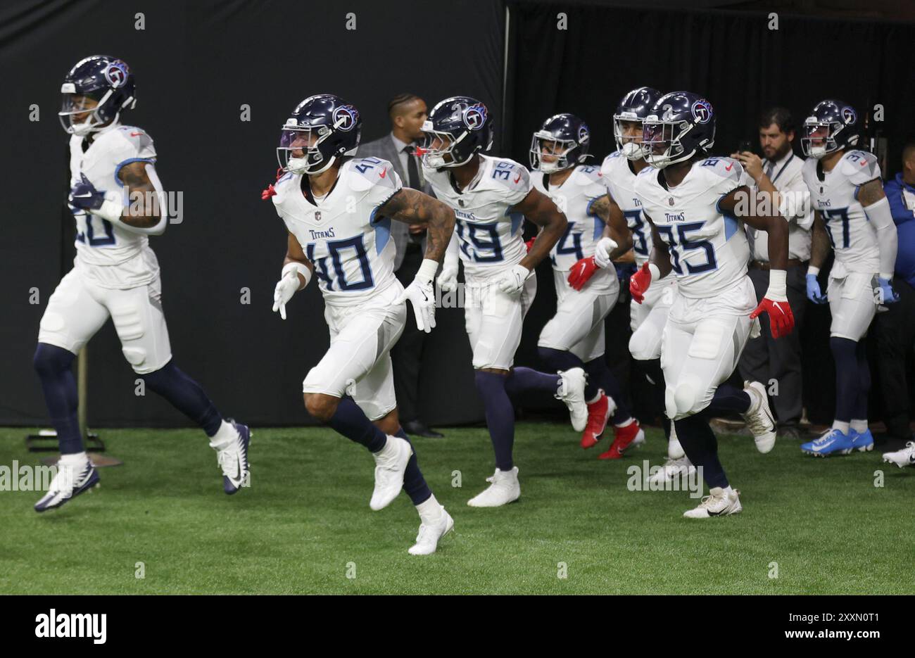 La Nouvelle-Orléans, États-Unis. 25 août 2024. Les fans des Titans du Tennessee ont frappé le terrain lors d'un match de pré-saison de la National Footbal League au Caesars Superdome le dimanche 25 août 2024 à la Nouvelle-Orléans, en Louisiane. (Photo de Peter Forest/SipaUSA) crédit : Sipa USA/Alamy Live News Banque D'Images