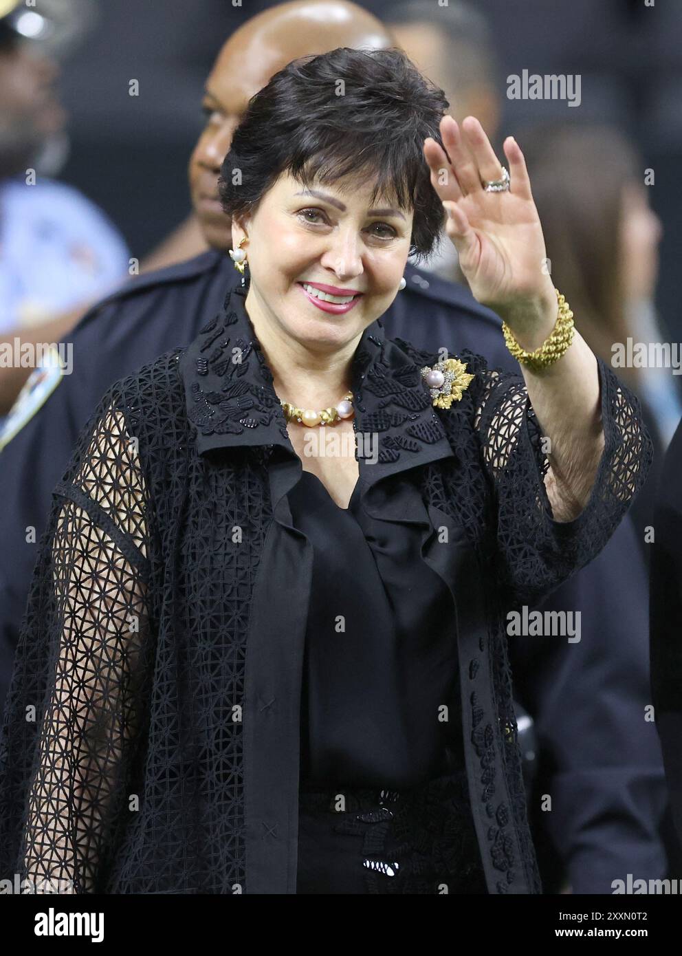 La Nouvelle-Orléans, États-Unis. 25 août 2024. La propriétaire des Saints de la Nouvelle-Orléans, Gayle Benson, fait des vagues à la foule lors d'un match de pré-saison de la National Footbal League au Caesars Superdome le dimanche 25 août 2024 à la Nouvelle-Orléans, en Louisiane. (Photo de Peter Forest/SipaUSA) crédit : Sipa USA/Alamy Live News Banque D'Images