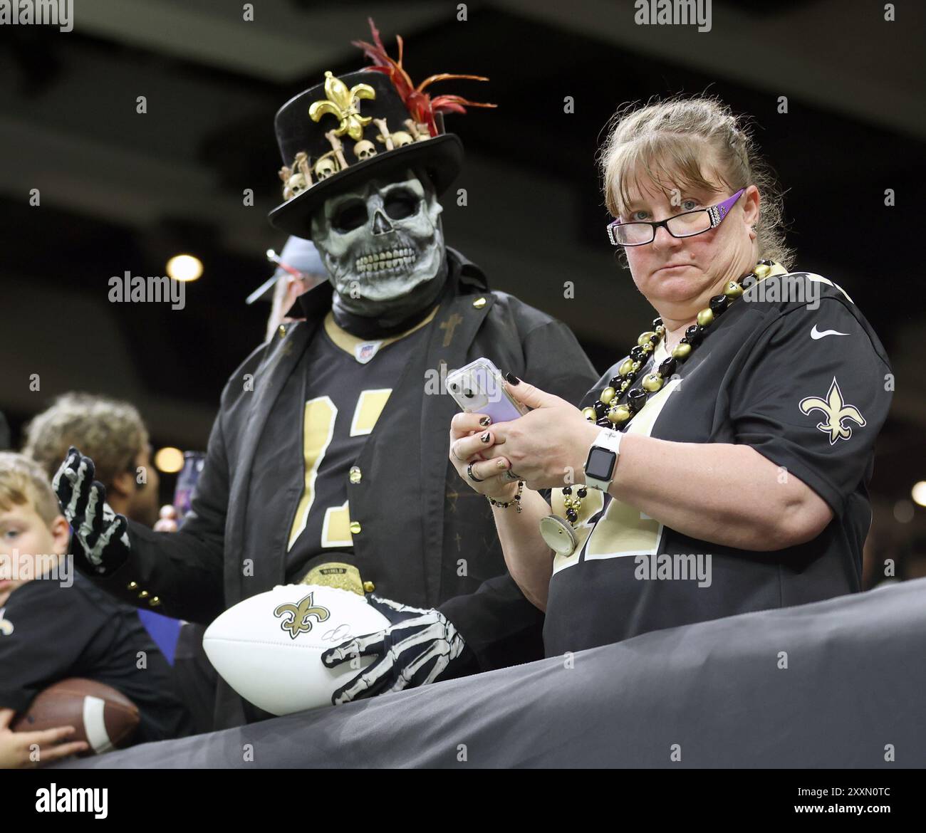 La Nouvelle-Orléans, États-Unis. 25 août 2024. Un couple de fans des Saints de la Nouvelle-Orléans montrent leur soutien lors d'un match de pré-saison de la National Footbal League au Caesars Superdome le dimanche 25 août 2024 à la Nouvelle-Orléans, en Louisiane. (Photo de Peter Forest/SipaUSA) crédit : Sipa USA/Alamy Live News Banque D'Images