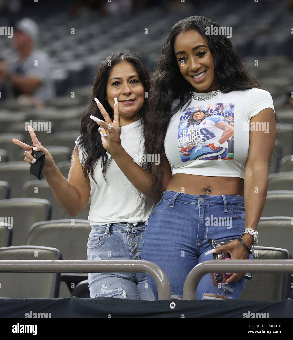 La Nouvelle-Orléans, États-Unis. 25 août 2024. Un couple de fans des Titans du Tennessee montrent leur soutien lors d'un match de pré-saison de la National Footbal League au Caesars Superdome le dimanche 25 août 2024 à la Nouvelle-Orléans, en Louisiane. (Photo de Peter Forest/SipaUSA) crédit : Sipa USA/Alamy Live News Banque D'Images