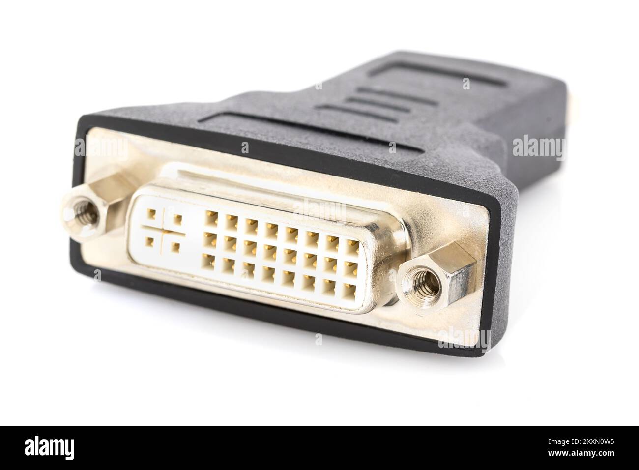 Port DVI vers HDMI convertisseur numérique sur fond blanc Banque D'Images