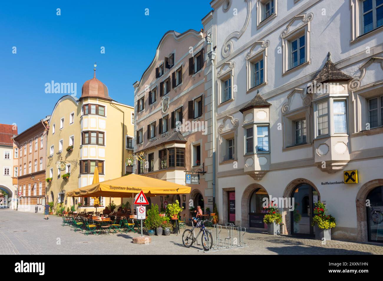 Rattenberg : rue Südtirolerstraße, restaurant en plein air à Alpbachtal, Tyrol, Autriche Banque D'Images
