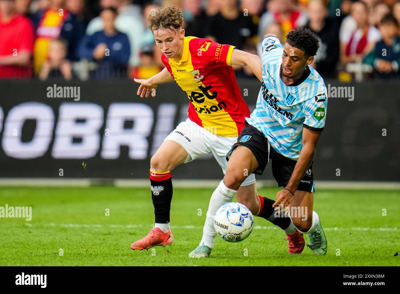 Deventer, pays-Bas. 25 août 2024. DEVENTER, PAYS-BAS - AOÛT 25 : Jakob Breum de Go Ahead Eagles et Daouda Weidmann de RKC Waalwijk se battent pour la possession lors du match néerlandais Eredivisie entre Go Ahead Eagles et RKC Waalwijk à de Adelaarshorst le 25 août 2024 à Deventer, pays-Bas. (Photo de René Nijhuis/Orange Pictures) crédit : dpa/Alamy Live News Banque D'Images