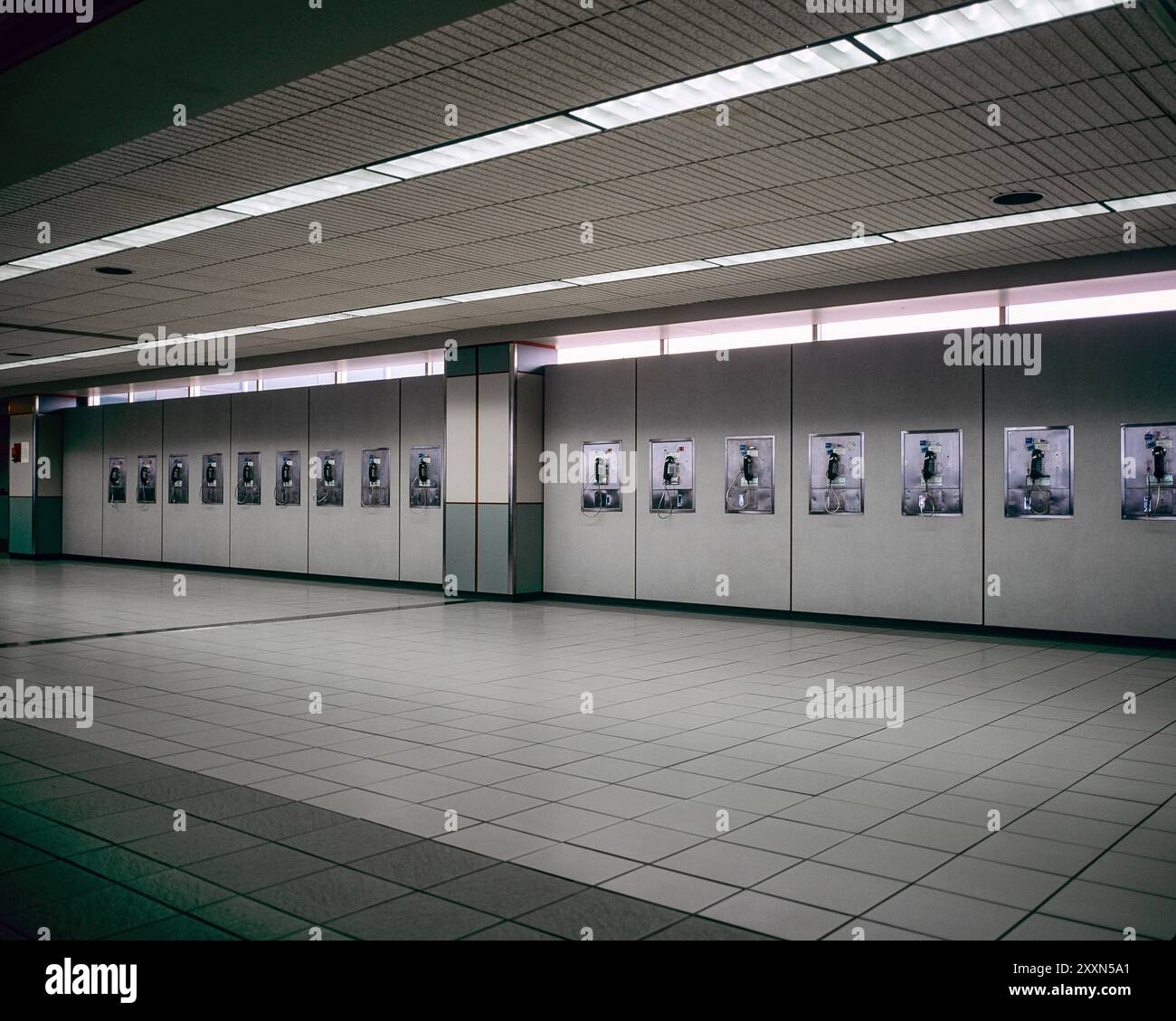 New York 1990s, rangée de téléphones muraux publics, aéroport la Guardia, New York City, NYC, NY, état de New York, États-Unis, Banque D'Images