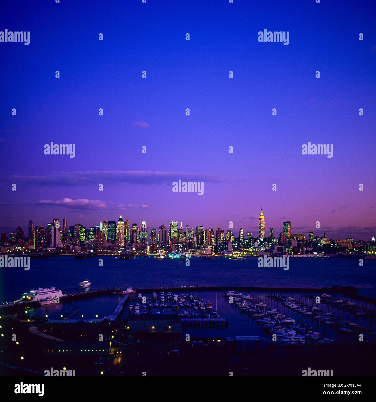 New York des années 1990, skyline Midtown Manhattan, Hudson River, port de Hoboken, crépuscule, New York City, NYC, NY, État de New York, États-Unis, Banque D'Images