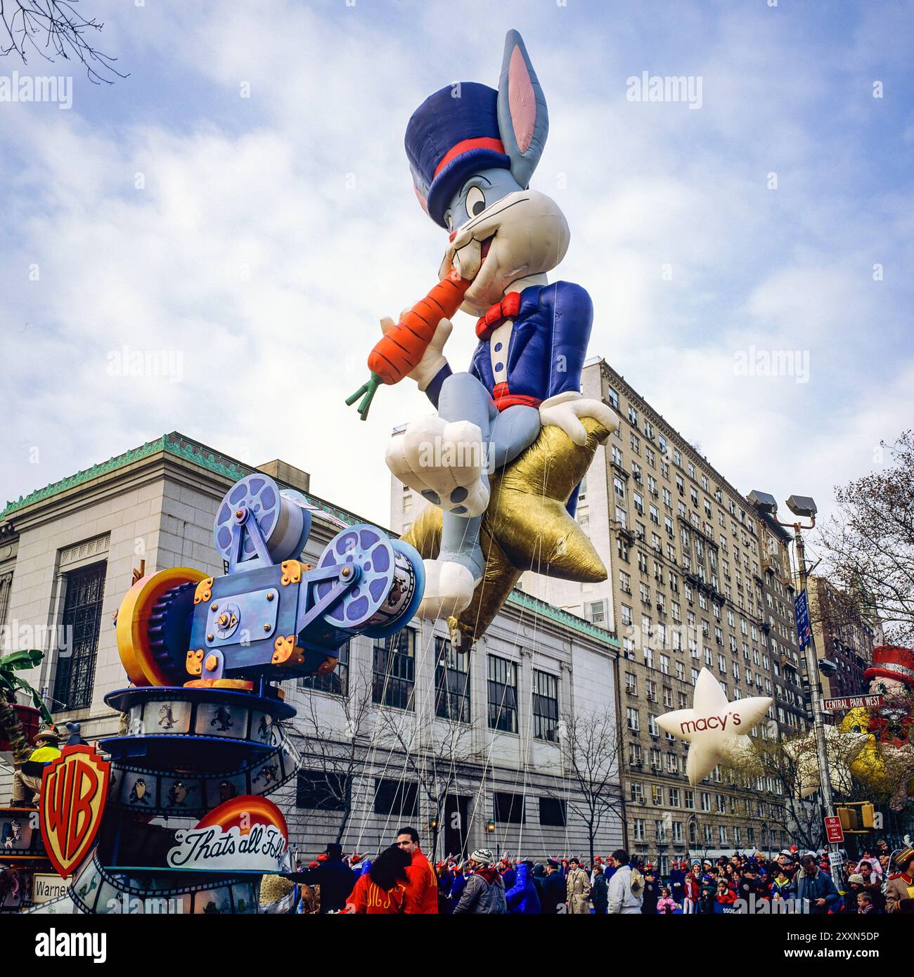 New York, 28 novembre 1991, flotteur Taz-Mania, ballon Bugs Bunny, défilé de Macy's Thanksgiving Day, New York City, NYC, NY, état de New York, ÉTATS-UNIS, Banque D'Images