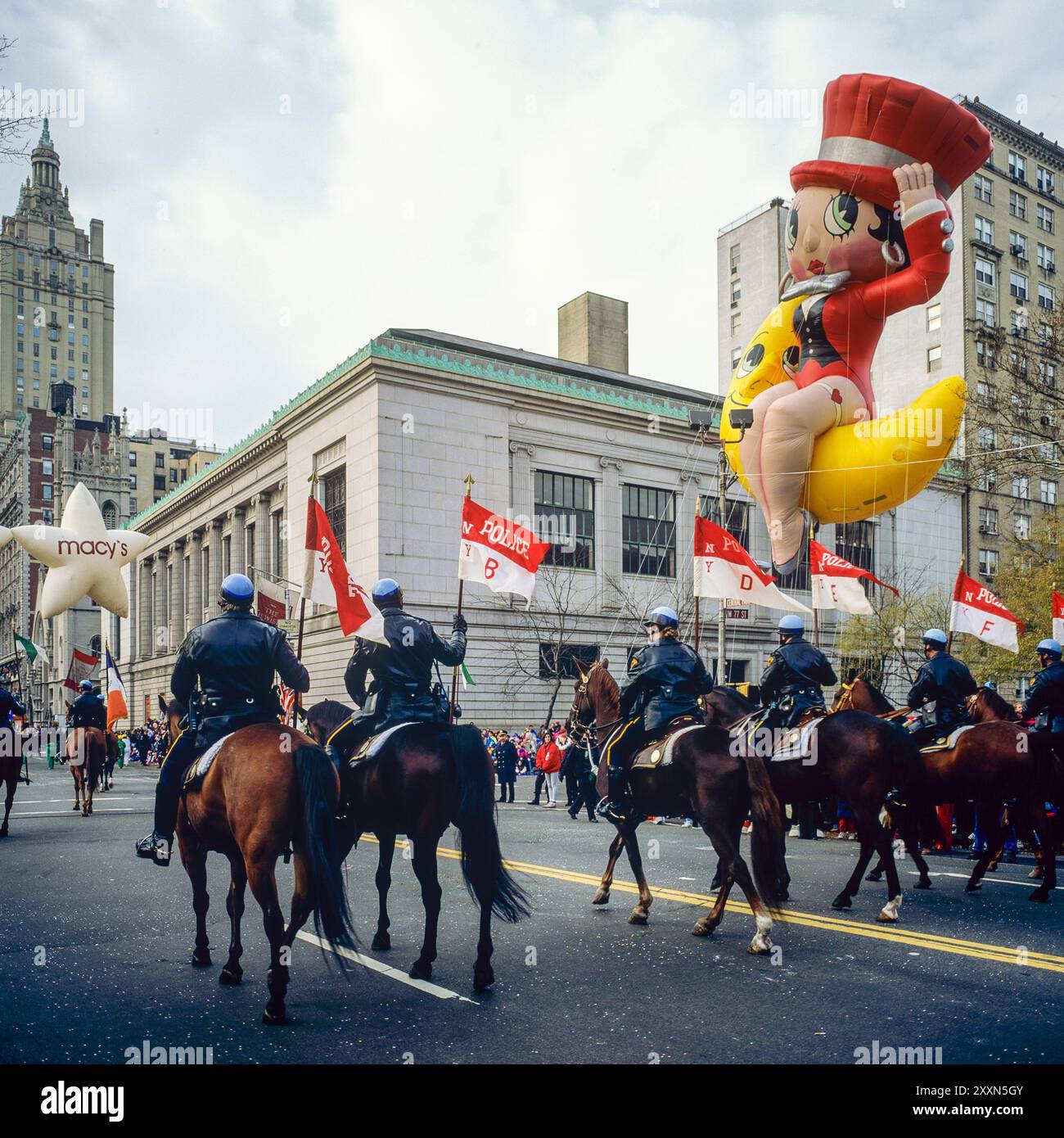 New York, 28 novembre 1991, NYPD Mounted Unit, Betty Boop ballon, Macy's Thanksgiving Day Parade, New York City, NYC, NY, New York State, ÉTATS-UNIS, Banque D'Images