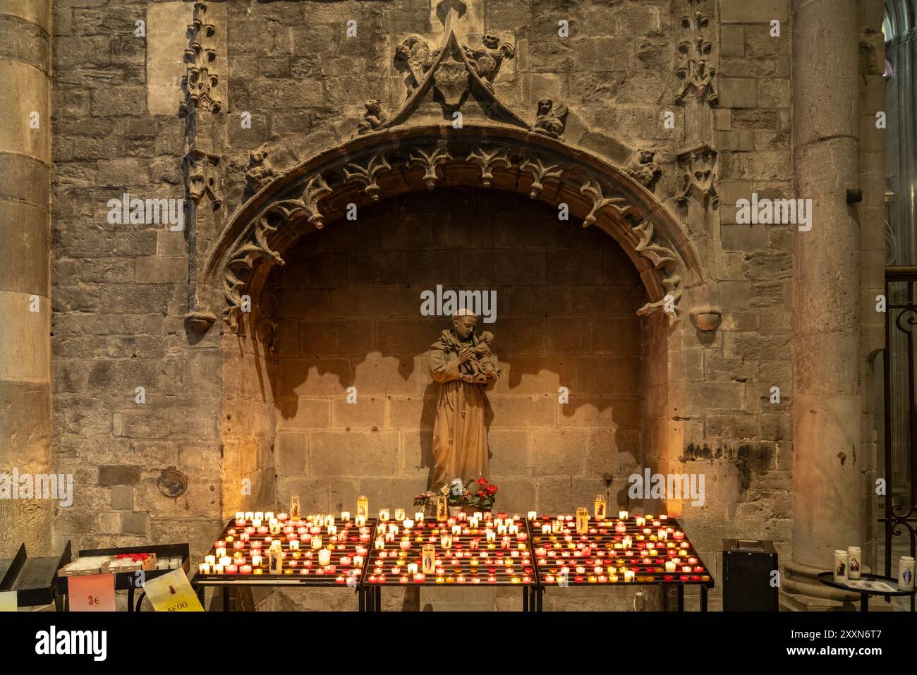 Kerzen im Innenraum der Basilika St-Nazaire und St-Celse, Carcassonne, Frankreich, Europa | bougies de la Basilique des Saints Nazaire et Celsus, car Banque D'Images