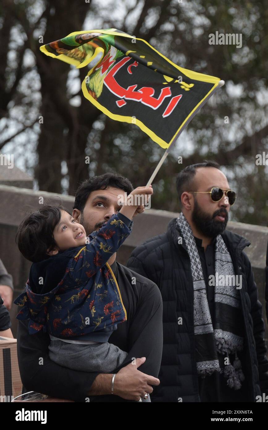 Un grand nombre de fidèles musulmans chiites de différents pays défilent dans une procession religieuse centrale de 'Chehlum' pour marquer la fin des 40 jours de deuil à Melbourne. 'Chehlum' pour marquer la fin de la période de deuil de 40 jours suivant l'anniversaire de la mort du 7ème siècle de l'Imam Hussein (AS), le petit-fils du prophète Mahomet et l'un des saints les plus aimés de l'Islam chiite, à Lahore, alors que la procession se terminait l'Imam Bargah Karbala Gammy Shah dans la capitale provinciale Lahore. (Photo de Rana Sajid Hussain/Pacific Press) Banque D'Images