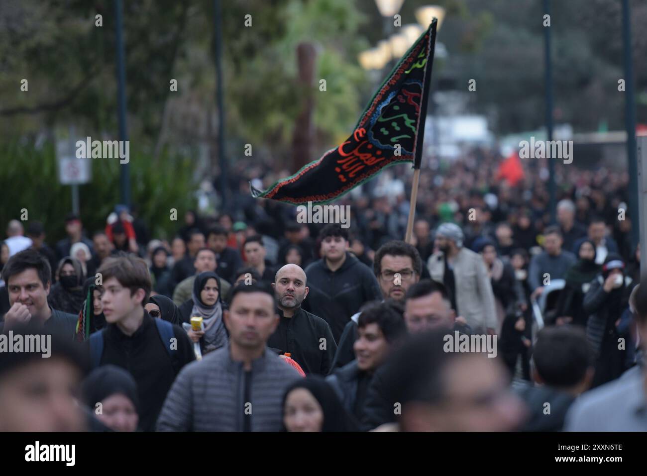 Un grand nombre de fidèles musulmans chiites de différents pays défilent dans une procession religieuse centrale de 'Chehlum' pour marquer la fin des 40 jours de deuil à Melbourne. 'Chehlum' pour marquer la fin de la période de deuil de 40 jours suivant l'anniversaire de la mort du 7ème siècle de l'Imam Hussein (AS), le petit-fils du prophète Mahomet et l'un des saints les plus aimés de l'Islam chiite, à Lahore, alors que la procession se terminait l'Imam Bargah Karbala Gammy Shah dans la capitale provinciale Lahore. (Photo de Rana Sajid Hussain/Pacific Press) Banque D'Images