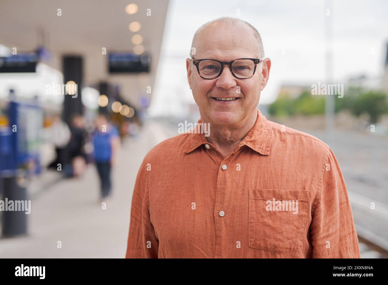 Homme scandinave senior souriant en plein air à la gare en Finlande concept Banque D'Images