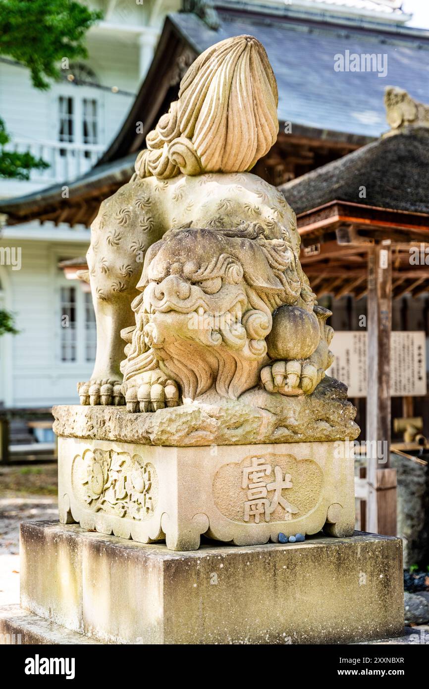 Statue d'un Komainu, gardien semblable à un lion du sanctuaire shinto, à l'entrée du sanctuaire Fukutokuinari, ville de Matsue, préfecture de Shimano, Japon. Banque D'Images