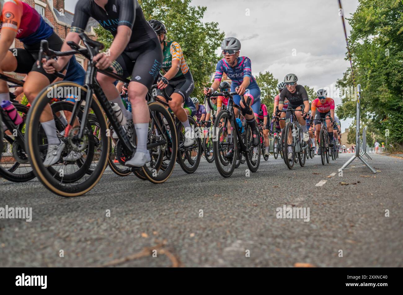 Cambridge, Royaume-Uni. 25 août 2024. Les coureurs concourent dans la course féminine élite. Le Cambridge Criterium est un nouvel événement cycliste qui se déroule à Cambridge et propose des manèges pour les habitants de la région, ainsi que des courses pour les amateurs et les cyclistes d'élite. L'objectif est de ramener la course cycliste professionnelle dans la capitale britannique du cyclisme pour la première fois depuis le Tour de France 2014. (Photo de David Tramontan/SOPA images/SIPA USA) crédit : SIPA USA/Alamy Live News Banque D'Images